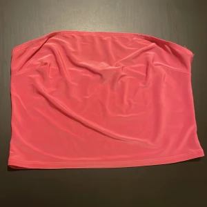 Croppad bandeau topp  - Köpt på Nelly, använd en gng bara. Färgen är mer som på de bilderna med blixt. 40kr