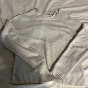 Vit stickad tröja från Vero Moda - Mysig vit stickad tröja från Vero Moda. Tröjan har långa ärmar och ribbade muddar vid ärmslut och nederkant. Och kommer naturligtvis tvätta tröjan innan jag säljer