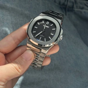 Seiko Nautilus mod svart - Nu är denna Seiko Nautilus mod färdigbyggd och till salu! (Custom made.) Klockan har Seikos automatiska NH35A-urverk. Glaset är av safir, vilket är reptåligt. Diametern är 41 mm. Klocklåda och verktygs-kit ingår. Övriga frågor? DM!