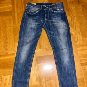 Blåa George jeans - Blåa jeans i modellen Geogre. Storleken är 33w men passar även 32w. Kontakta gärna om du vill ha fler bilder eller har andra frågor.
