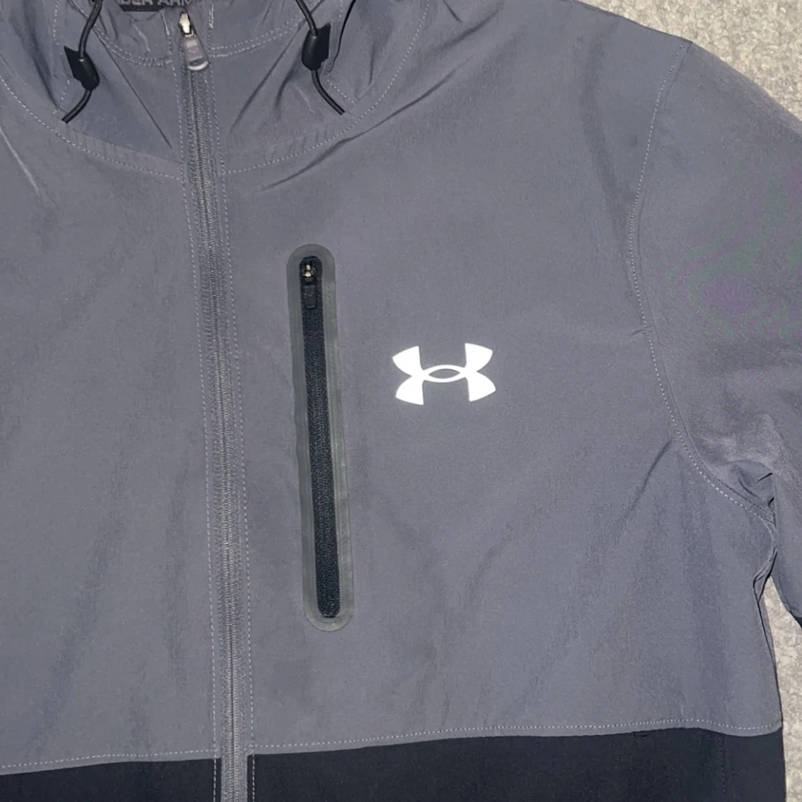 Grå och svart jacka från Under Armour - 1