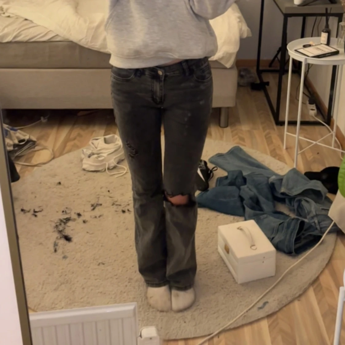 Svarta jeans med slitningar - 1