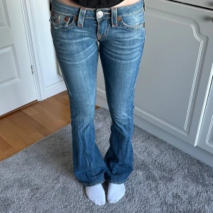 True religion jeans  - True religion low waist bootcut jeans. Storlek 24. Midjemått: 35 innerbenslängd: 81 cm