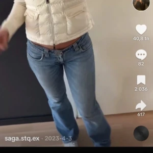 Blå jeans från Levis - Snygga blå jeans från Levis med klassisk femficksdesign och en bekväm passform. De har en låg midja och en bootcut-stil som ger en retro känsla. storlek 28/32 och aldrig använda