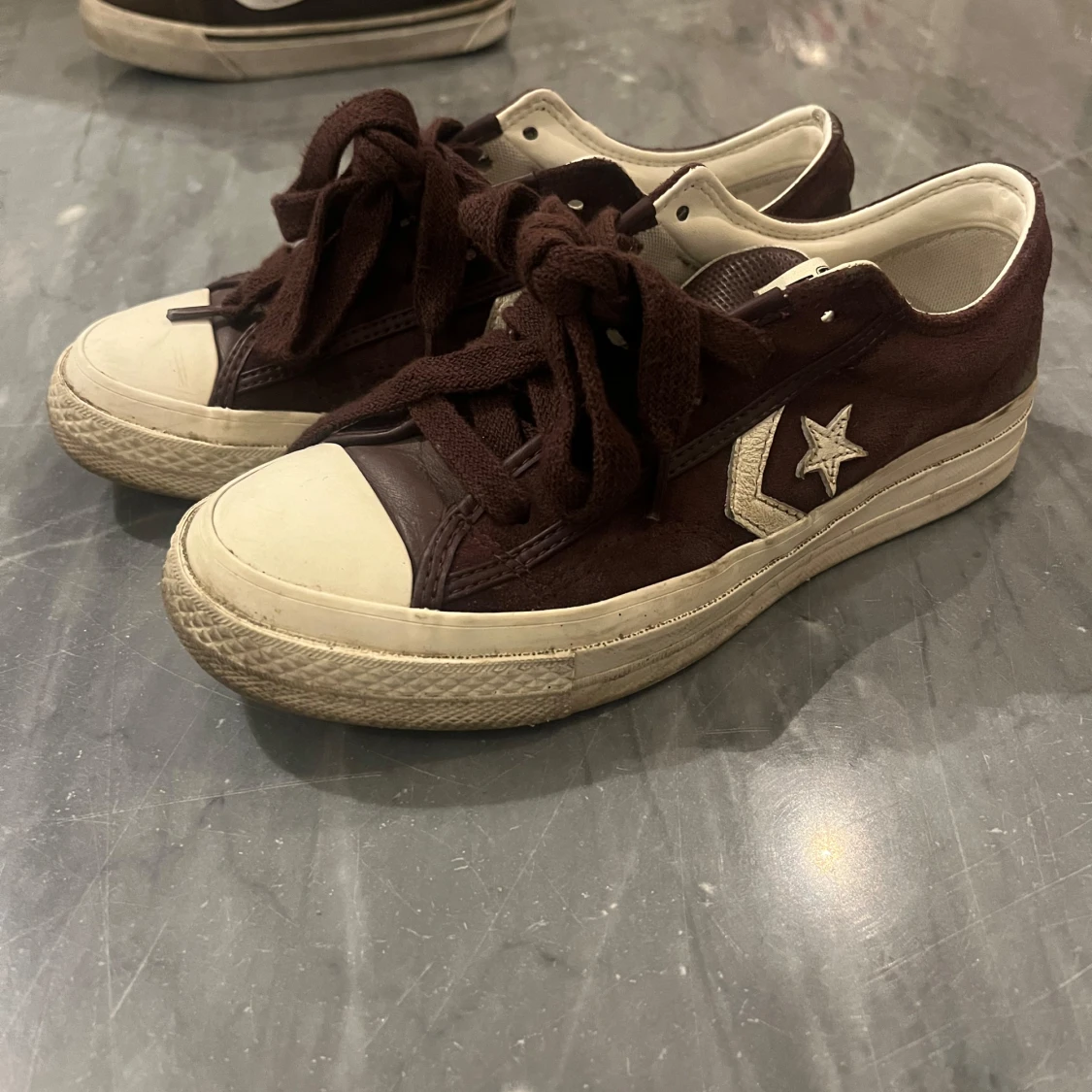 Vinröda sneakers från Converse - 2