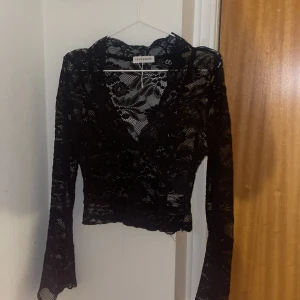 Svart spetsblus från Venderby's - Säljer en svart spetsblus från Venderby’s, nypris ca 750 kr! Använd ett fåtal gånger och spetsen är i fint skick🌷 Strl M/L     200 kr + frakt!