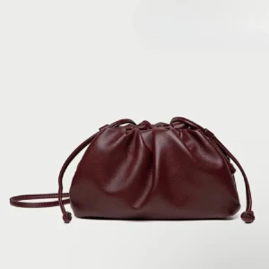 Axelremsväska/clutch väska 🍒 - As snygg och trendig väska som aldrig är använd. Köpt från Raffinito. Storlek Medium. Säljes för 450kr. Clutch väska som går att använda som en axelremsväska 🤩😻Tveka inte att höra av er vid frågor eller funderingar ❣️❣️