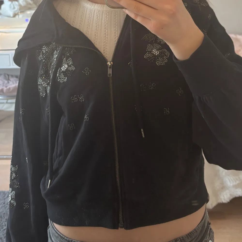 Svart oversized zip up med silver detaljer!🫰💕. Neuletakit & Villapaidat.