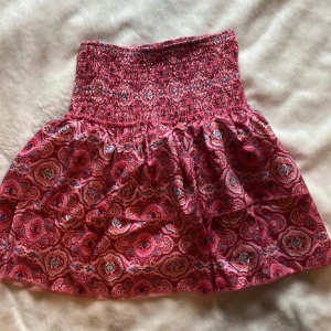 Rosa mönstrad kjol - Säljer min meet me there kjol då jag inte vill ha den längre. Använd knappt en sommar så den är fortfarande i mycket bra skick. Lånad bild. Skriv för fler bilder eller vid frågor. 💕💕