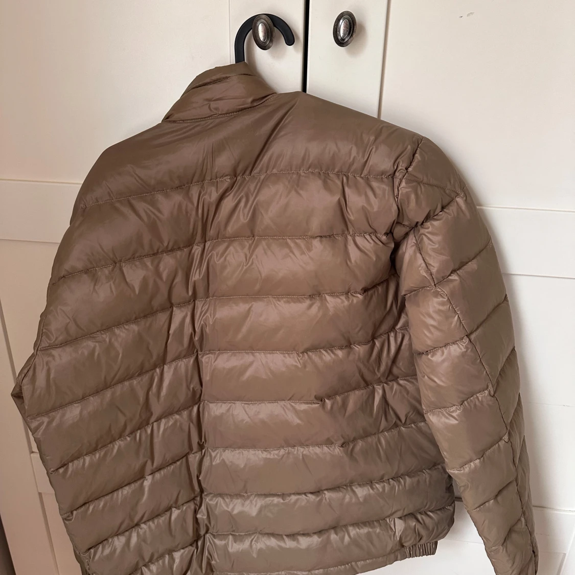 Beige dunjacka från Moncler - 1
