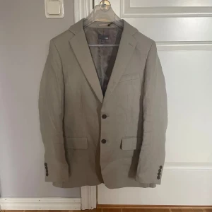 Beige Linnekavaj - Beige Linnekavaj från HM. Storlek. M. Skick 9/10. Nypris: 1 000kr. Kontakta oss för fler bilder eller info!🙌