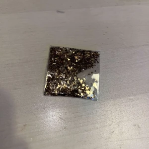 Glitter - Guld glitter perfekt för att lägga till en skimrande touch till din sminkning och även för fina nagel dekorationer. Glittret är i lösa partiklar och ger en intensiv glans.
