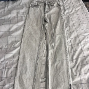 Jeans  - Gråa raka, högmidjade jeans ifrån ZARA med slits. Använda fåtal gånger men i tvätten har slitsen blivit lite trasig och trådig, annars superfina. Storlek 36
