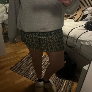 Gröna blommiga shorts - Aldrig använd 