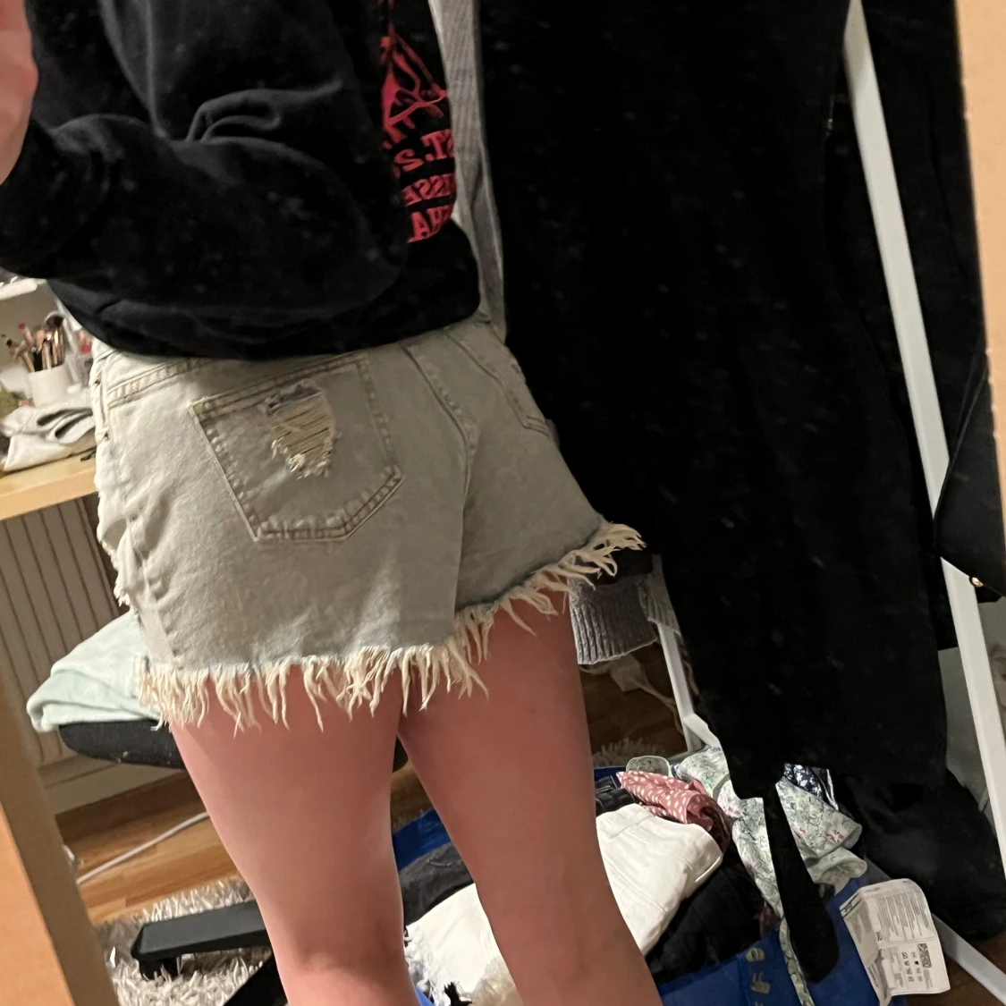 Ljusa jeansshorts med slitningar - 1
