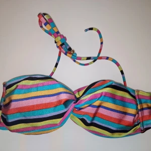 Flerfärgad randig bikini - Snygg bikiniöverdel med färgglada ränder. Perfekt för sommarens stranddagar!