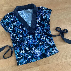 Blommig topp  - Vintage topp💙Söt topp med knytning i skönt material 🖤💙storlek L men passar mer s/m!