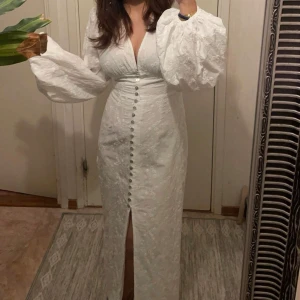 Adoore klänning - Adoore Positano vit klänning, som är använd endast 1 gång och är i väldigt bra skick.