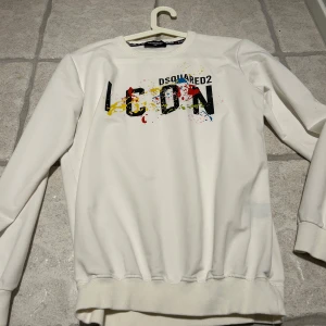 Vit tröja från Dsquared2 - Säljer en vit tröja från Dsquared2 med färgglatt tryck. Skicka gärna prisförslag priset inte hugget i sten. 