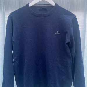 Stickad tröja - Säljer nu denna stickade tröja från Gant | skick 8/10 Inga skador eller defekter förutom på lappen där bak (sista bild) | Storlek S men passar mer åt xs för ngn runt 170 | dma vid funderingar 💭