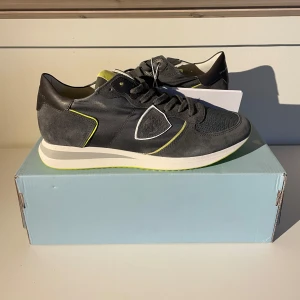 Helt nya Philippe Model skor - Philippe Model helt nya | Skick 10/10 aldrig använda med tags kvar | Hör av er vid minsta fråga/ fundering. 