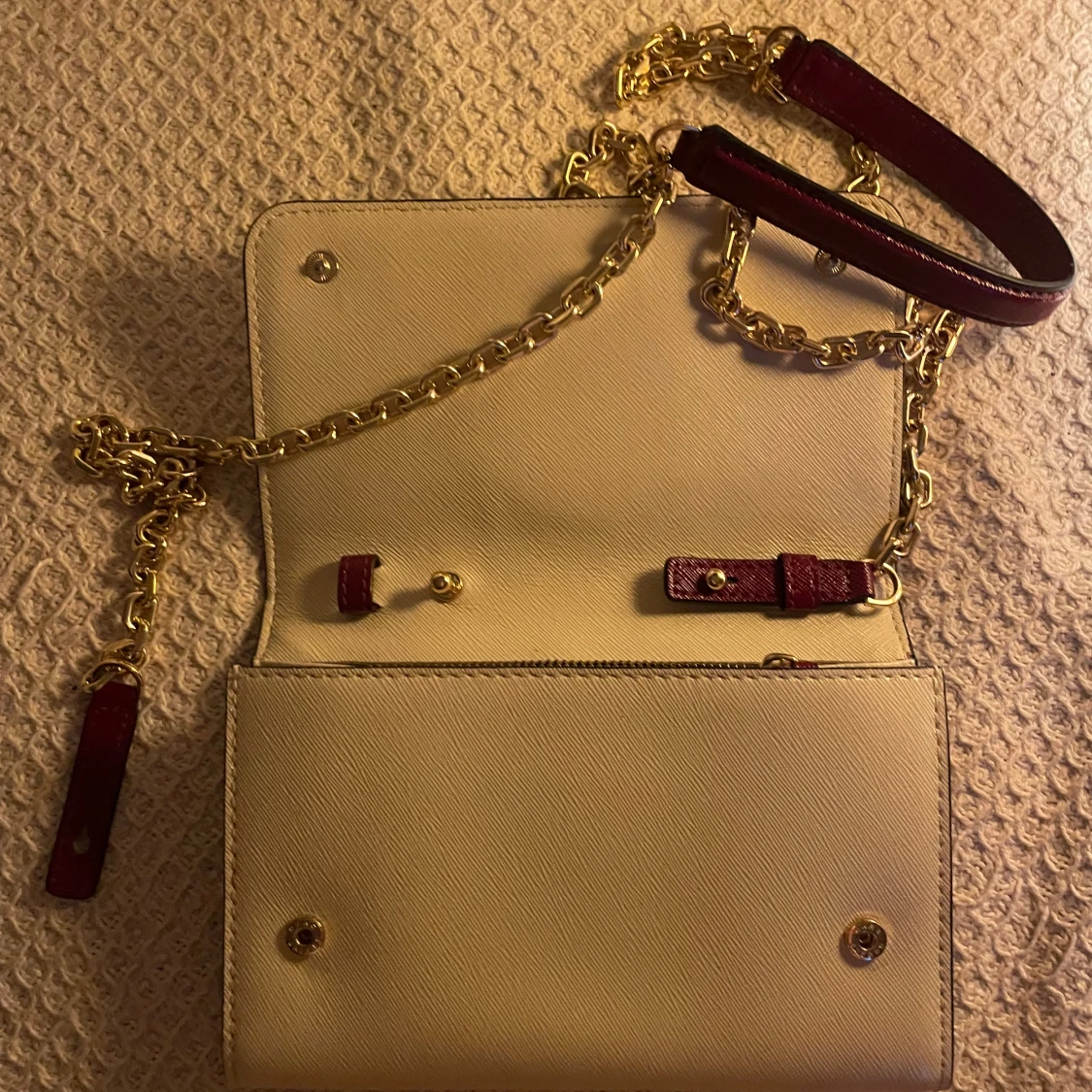 Beige axelväska med guldkedja - 1