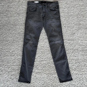 REPLAY ANBASS JEANS  - Replay anbass jeans - Slim fit passform - Storlek W33/L32 - Nypris runt 1800kr -  Deluxecloset