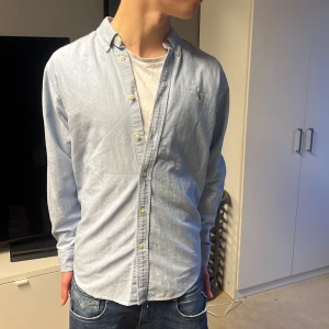 Skjorta från Ralph Lauren - Perfekt skjorta från RL att ha på sig vid både festliga eller vardagliga sammanhang. Passar utmärkt till kommande vår samt sommar! Naturligtvis är vi öppna för att bolla gällande priset så tveka ej på att ställa frågor eller lägga bud 🤝🍾