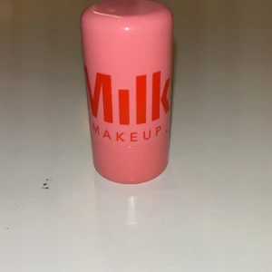 Milks jelly blush  - Milks jelly blush i nyansen Spritz. använd några gånger säljer på grund av att den används inte och den e sönder kontakta för bilder och vi kan diskutera pris ordinarie pris 339kr