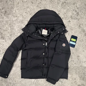 Moncler Vezere - Hej! Säljer nu min as snygga Moncler Vezere jacka. Lätt en av dem snyggaste moncler modellerna till salu. Jackan är i storlek S och säljs pga jag köpt en ny jacka. Jackan passar både vintern och våren. Hör av er privat vid minsta lilla fundering!