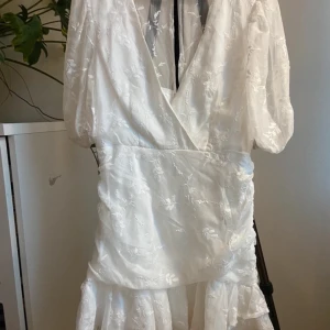 Studentklänning  - Vit klänning som passar perfekt till studenten eller andra tillfällen. Klänningen är helt ny med prislappen kvar