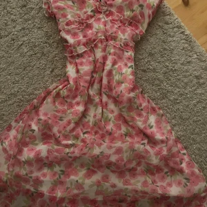 Blommig klänning  -  Blommig klänning från Nelly Inga defekter bara använd en gång.