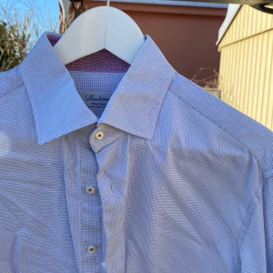 Klassisk blå och vit hundtandsmönstrad  från Stenströms - Klassisk hundtandsmönstrad blå och vit skjorta från Stenströms i Twofold super cotton. Den har pärlmoknappar med kontrasttråd. . Perfekt för en stilren look.