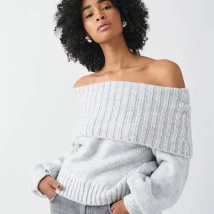 Ginatricot - Grå stickad off shoulder-tröja  - Gammal model men är helt ny! Är dock liten på mig och har inte använt den alls!