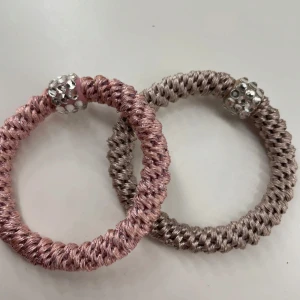 Rosa hårband med pärldetaljer - detta får du gratis om du köper över 109,44 SEK Beige sold!