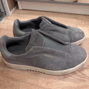 Axel arigato skor - Säljer mina Axel arigato i modellen dice laceless sneaker används några ggr. Köptes för 2650 säljer för 1300 