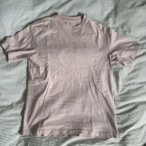 T-SHIRT, LOOSE FIT, ROSA - Rosa loose fit T-shirt i storlek S