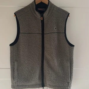 Grön fleeceväst från Morris  - Säljer en grön fleeceväst från Morris, har inte kommit till användning så västen är i bra skick. Nypris ligger runt 2000. Storlek S. Det är bara att höra av sig vid frågor! 