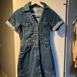 Jeansklänning från Zara - Jeans klänning från Zara, endast använd ett fåtal gånger. Väldigt fint skick!