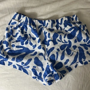Pyjamasshorts - Blå och fint mönstrade pyjamasshorts. Var för små