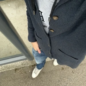 Mörkblå overshirt från John Henric - Säljer en stilren mörkblå overshirt från John Henric. Den har knappar framtill och två praktiska fickor. Perfekt för lager-på-lager-stil. Passar perfekt nu till våren! Väldigt bra skick, knappt använd! Pris är inte fast! Den är storlek M men kan passa lite mindre variant av L. Den är lite kort för mig som är 192 cm.