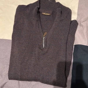 Stenströms halfzip - Stenströms halfzip i strl M men sitter som S/XS. Säljer den då den inte satt som jag förväntade mig. Riktigt bra skick och bara ställa frågor.