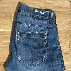 Dondup jeans - Säljer dessa riktigt snygga dondup George jeans i storlek 31/30 knappt använda alltså bra skick, tveka inte o höra av er för minsta lilla!