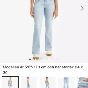 Ljusblå bootcut jeans - Snygga ljusblå bootcut jeans med låg midja. Knappast använda o köpte i sommar, köpta för 1000kr