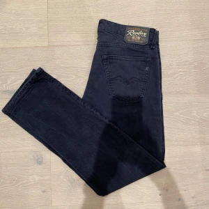 Replay Jeans - Tjena! Säljer nu dessa riktigt snygga Replay jeans i modellen Jennon🤩Jeansen är i nyskick och har en snygg mörkblå tvätt🙌💯Vid frågor och funderingar så är det bara att skriva✉️📱