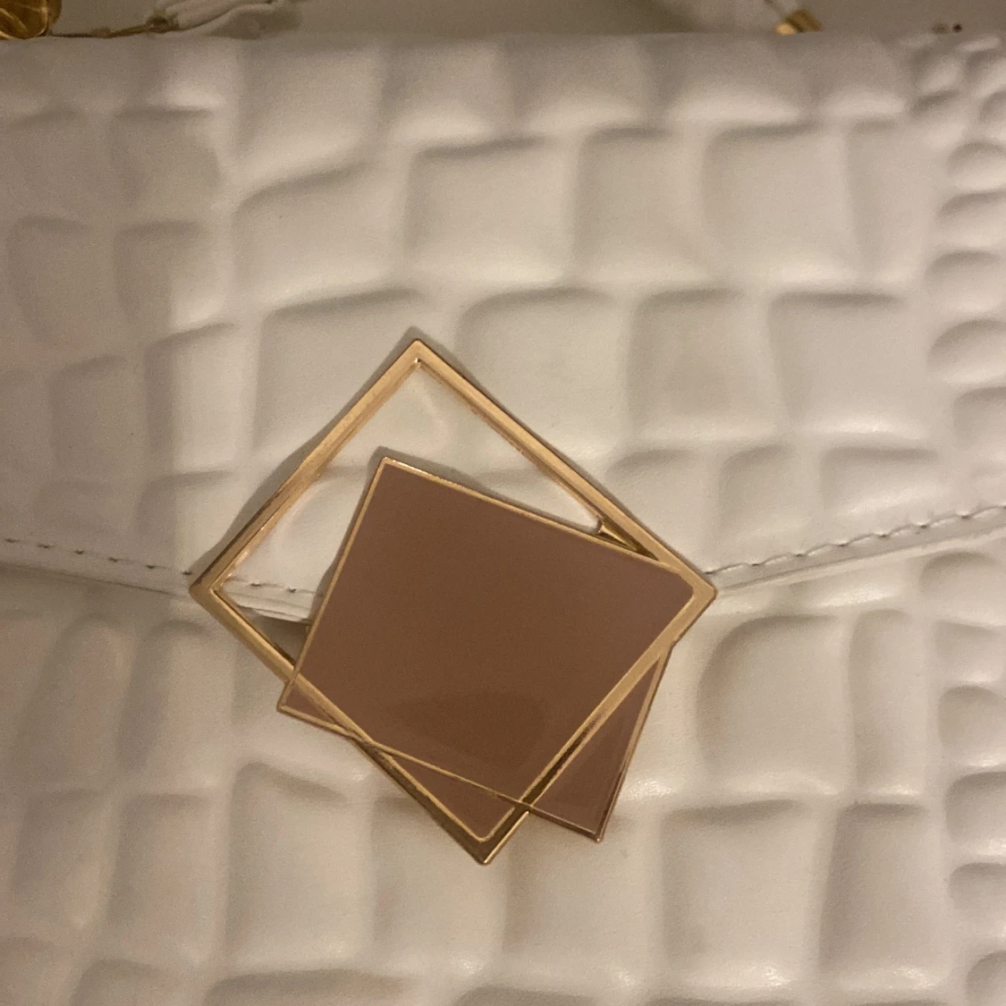 Vit axelväska med geometrisk detalj - 2