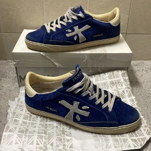 Premiata  - Säljer ett par premiata skor i storlek 42 men de passar även lite större. Låda medföljer men tidigare ägare har skrivit instabox kod direkt på fast inte något som stör. defekter är lite sliten innersula och lite sliten mocka bak i hälen och lossnat lite inuti själva hälen vilket inte märks av utifrån annars fint. För mer bilder eller frågor hör gärna av dig. MVH Viktor💯🌮💯