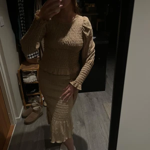Beige delad topp och kjol - Toppen har storlek M och kjolen storlek S. Båda delarna passer båda S och M🤎Säljs som et sett för 100kr