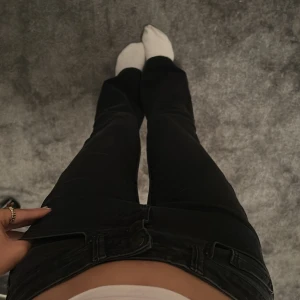 Svarta jeans - Svarta jeans från Veromoda i storlek xs/32 men de är fållade så innerbenslängden är ca 70cm. Bra skick förutom att färgen kan ha bleknat lite.