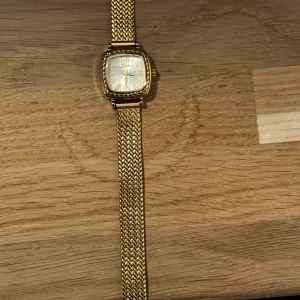 Guldklocka - Säljer syrrans klocka åt henne den är väldigt snygg och elegant och passar till det mesta. Priset är inte inristat i det så hör av er om minsta lilla.